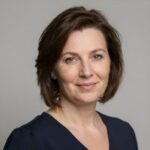Портрет уверенного российского бизнесмена с дружелюбным взглядом на размытом нейтральном фоне в студии